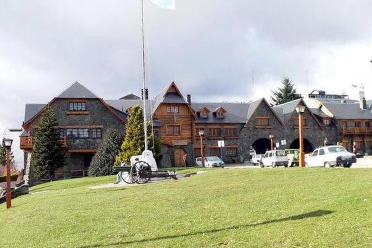 Buildings along the shore of Lago Nahuel Huapi in Bariloche beneath mountain slopes